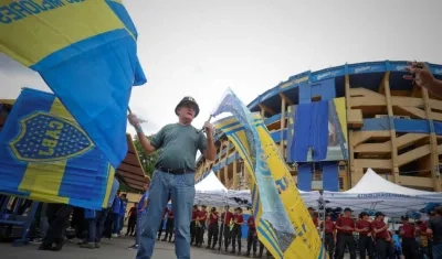 Vendedor de banderas de Boca a las afueras de la Bombonera. 