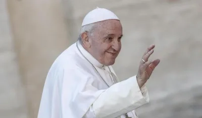 El papa Francisco condecoró hoy a una teóloga y a un arquitecto.