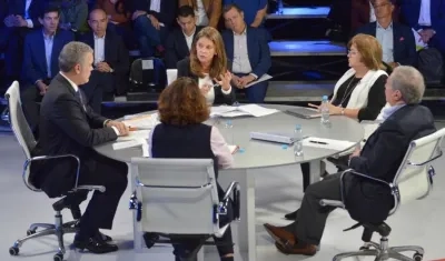 La Vicepresidenta Marta Lucía Ramírez entregando el balance de su gestión al Presidente Duque.