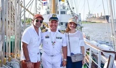 El Alcalde Alejandro Char y su esposa Katia Nule con el comandante del buque CN Camilo Alberto Giraldo Londoño.