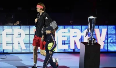 Alexander Zverev llega al recinto del partido, con el trofeo de campeón a sus espaldas. 