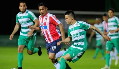 Teófilo Gutiérrez es neutralizado por la defensa 'aseguradora'.