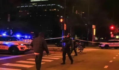 Oficiales de la Policía controlan el área del hospital.