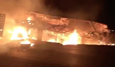 Las llamas consumiendo el bus.