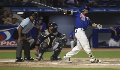 Carlos Vidal, conectando cuadrangular.