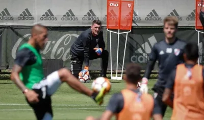 Franco Armani observa entrenar a sus compañeros. 