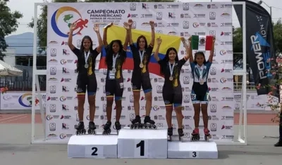 Patinadoras del Club Mario Durán, en el podio de la competencia. 