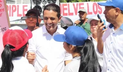 Pedro Lemus dialoga con habitantes del Atlántico durante una recorrería.