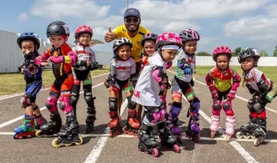 Alex Cujavante con los pequeños patinadores del municipio de Campo de la Cru. 