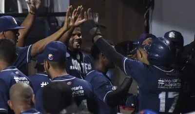 Leones de Montería celebrando el triunfo en Barranquilla.