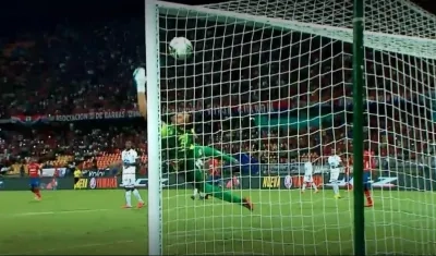 El golazo de Larry Angulo para empatar el partido.