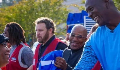 Michael Jordan reparte ayudas en Wilmington, Carolina del Norte. 