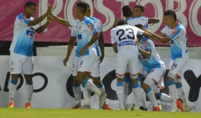Jugadores del Junior celebrando el golazo de Jarlan Barrera