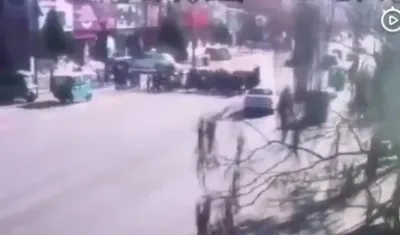 Momento en el que los niños intentan cruzar la calle. 