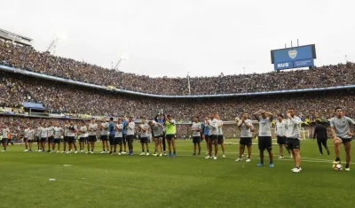 Jugadores de Boca saludan a los aficionados. 