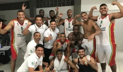 Jugadores de Titanes celebran el triunfo en San Andrés. 