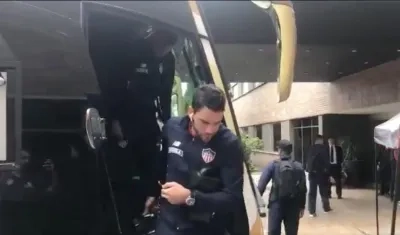 Sebastián Viera llega al hotel de concentración del equipo en Medellín.