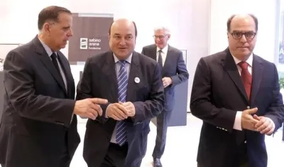  Julio Borges, (d) junto al presidente del PNV, Andoni Ortuzar, (c) y el Rector de la Universidad Miguel de Cervantes, Gutenberg Martínez.