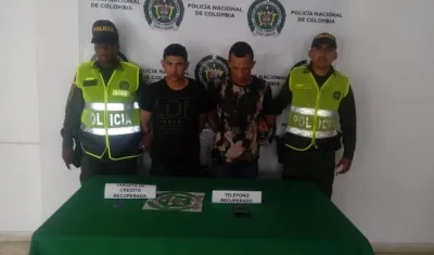 Dos hombres fueron capturados cuando salían de una casa con elementos, tras haber amarrado a los residentes.
