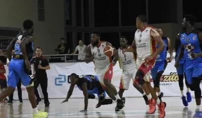 Michael Sneed en una acción de partido.