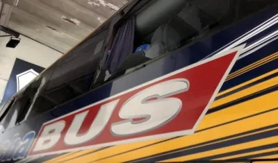 El bus de Boca con las ventanas destrozadas. 