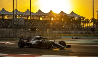 Lewis Hamilton acelera en una curva. 