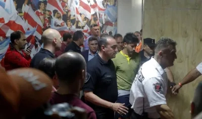 Pablo Pérez, volante de Boca, se retira a un hospital. 