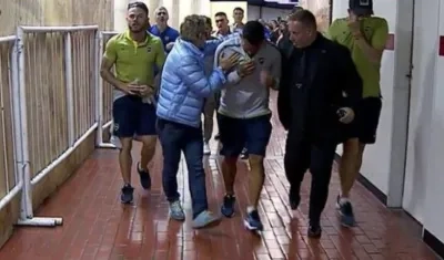 Carlos Tévez entra al camerino en mal estado. 