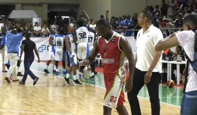 Xavier Roberson se aleja enojado, mientras los Warriors celebran el triunfo.