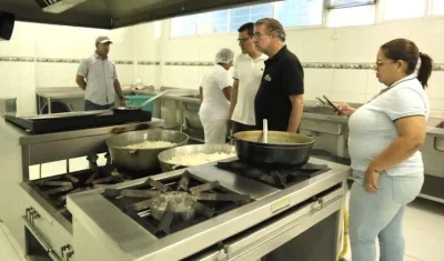 El Gobernador Eduardo Verano y el Secretario de Salud Armando De la Hoz, inspeccionando la cocina del Cari Mental.