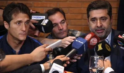 El técnico de Boca Juniors, Guillermo Barros Schelotto y el presidente del club, Daniel Angelici.