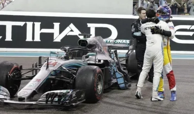 Lewis Hamilton celebra con Fernando Alonso, al final de la carrera. 