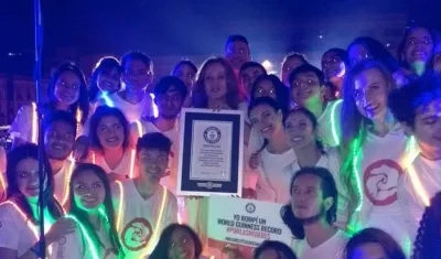 La actriz Alejandra Borrero muestra el certificado de récord Guinness.