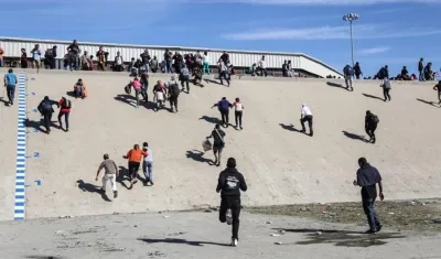 Momento en el que intentaron cruzar el muro. 