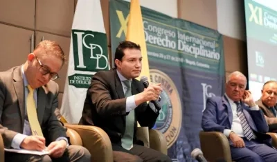 Carlos Felipe Córdoba, Contralor General de la República. En la foto, se observa al excontralor Edgardo Maya.