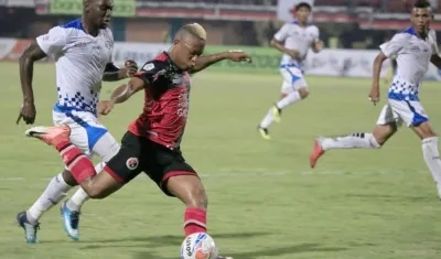 Jhon Vásquez maneja la pelota ante la marca del Unión. 