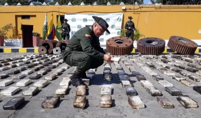 Policía Antinarcóticos inspecciona el alijo de droga.