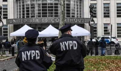 Policías vigilan afuera de la Corte Federal de Distrito en Brooklyn