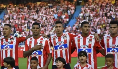 Víctor Cantillo al lado de sus compañeros. 