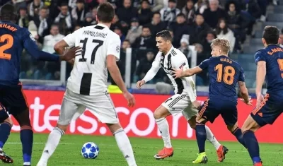 Cristiano a punto de soltar la asistencia para el gol de Mandzukic.