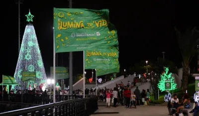 Malecón del Río iluminado.
