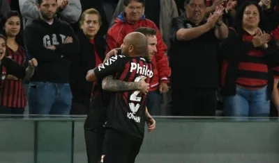 Jugadores del Atlético Paranaense celebra un tanto.