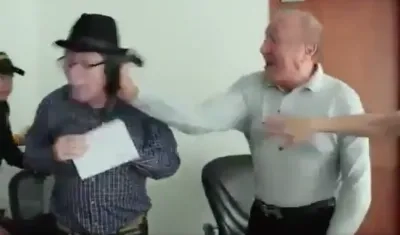 El concejal Jairo Claro recibiendo la cachetada por parte del alcalde de Bucaramanga, Rodolfo Hernández.