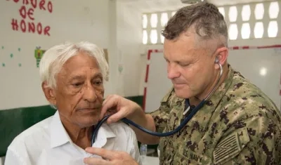 Imagen de la labor de los médicos del buque hospital.
