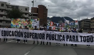 Estudiantes marchan en Bogotá.