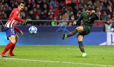 Falcao García dispara en una acción del partido. 