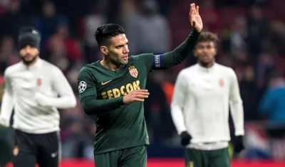 El colombiano saludó a la hinchada del Atlético de Madrid. 