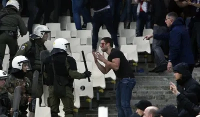 Enfrentamientos en la tribuna durante el partido  AEK-Ajax.