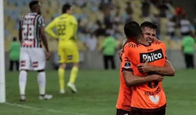 Bruno Guimarães (d) de Atlético Paranaense celebra la anotación.