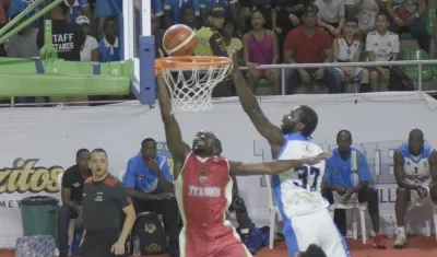 Xavier Roberson intenta una cesta ante la defensa de los Warriors. 